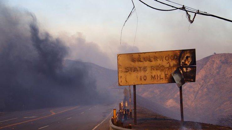 В Калифорнии разгорелись масштабные лесные пожары, есть пострадавшие 