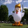 У США встановили надувну курку в образі Трампа
