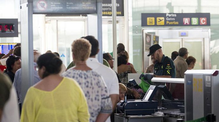 МИД Украины предупреждает туристов о забастовке в аэропорту Барселоны