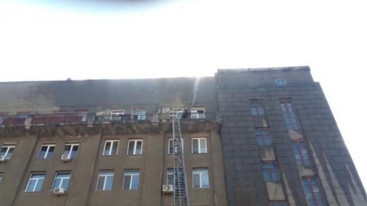 В Харькове загорелся дом напротив вокзала 