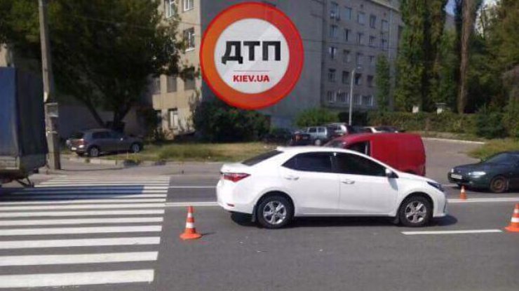 В Киеве на пешеходном переходе автомобиль сбил ребенка