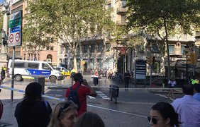 Наезд на толпу в Барселоне: водитель фургона захватил заложников в ресторане 