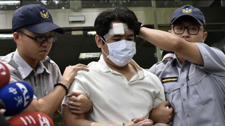 На Тайване мужчина с мечом напал на президентский дворец
