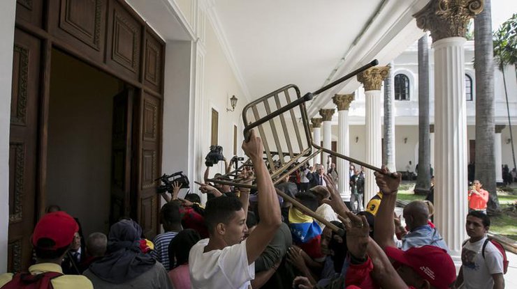 В Венесуэле парламент лишили полномочий 