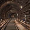 В метро Киева иностранец прыгнул на рельсы и пошел в туннель 