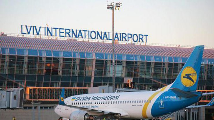 В аэропорту Львова задержали женщину за торговлю украинками 