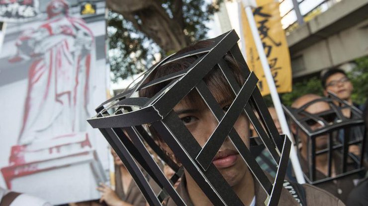 В Гонконге тысячи людей протестуют против ареста революционеров