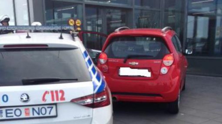 В Исландии автомобиль во время погони въехал в зал аэропорта