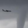 Впечатляющее видео: в Сочи самолет зашел на посадку среди торнадо