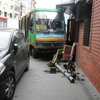 В Харькове автобус протаранил "легковушку" и врезался в здание