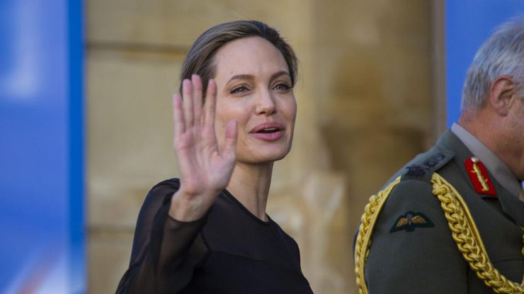 Анджелину Джоли заподозрили в жестоком обращении с детьми