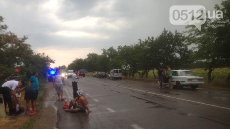 Под Николаевом вооруженные мужчины атаковали автомобиль, есть пострадавшие 
