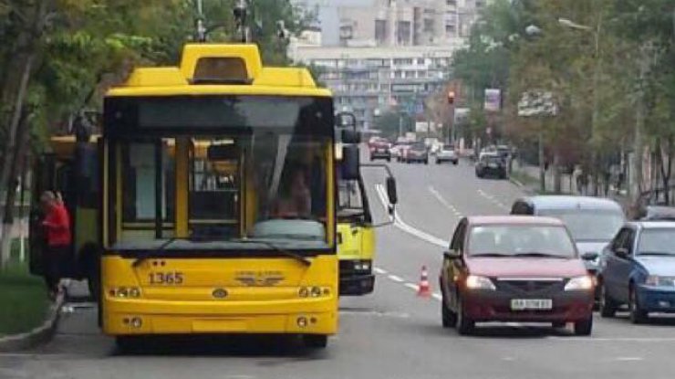 В Киеве водитель маршрутки врезался в троллейбус