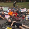В центре Днепра велосипедисты устроили "лежачий протест" (фото)