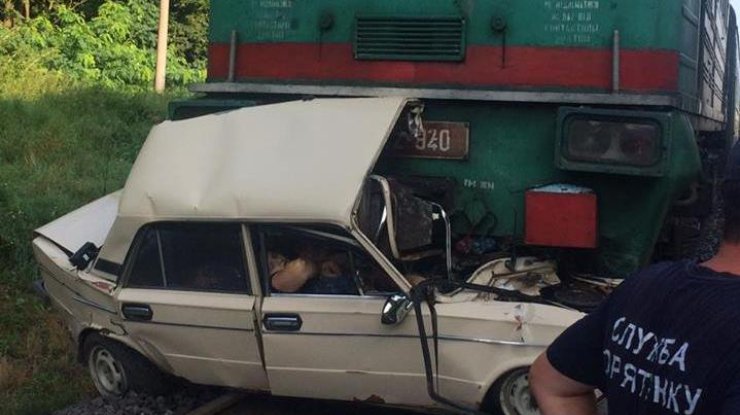 Возле Львова поезд раздавил авто