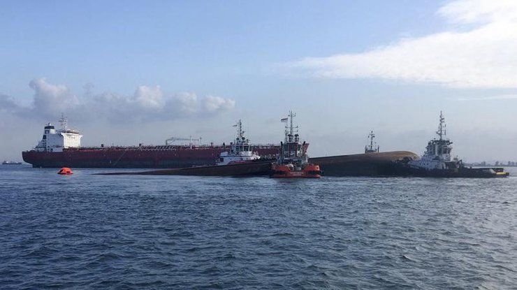 В водах Сингапура столкнулись танкер и судно