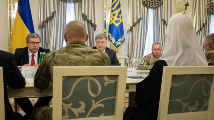 Президент на встрече с руководителями церквей и участниками АТО / Фото: president.gov.ua