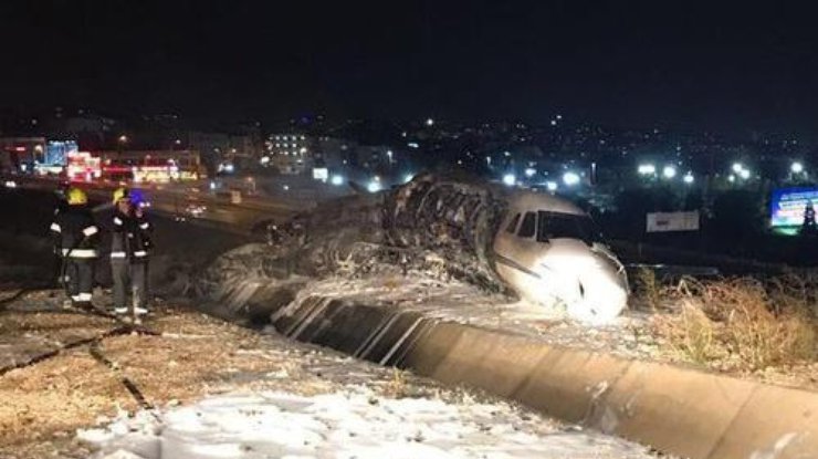 В Турции самолет разбился во время посадки. Фото : Daily Sabah