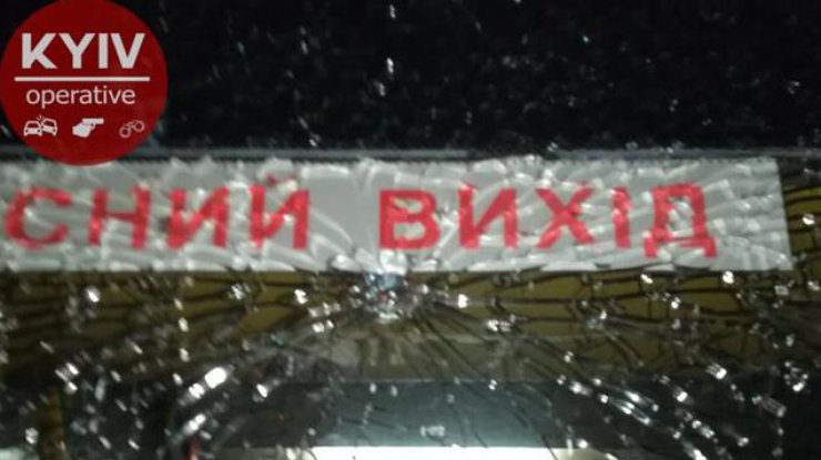 В Киеве подростки открыли стрельбу по троллейбусу