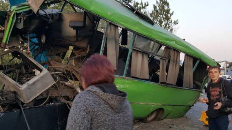 В Изюме автобус с детьми разбился об опору моста