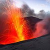 Вулкан Манаро начал выбрасывать лаву и пепел (фото)