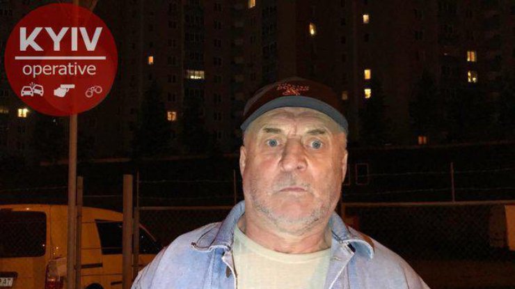 В Киеве пьяный мужчина гонялся за прохожей с ножом