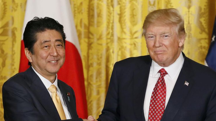 На фото президент США Дональд Трамп и премьер-министр Японии Синдзо Абэ
