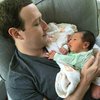 Цукерберг показал милое фото с новорожденной дочерью
