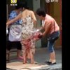 Шокирующее видео: женщина родила посреди улицы 