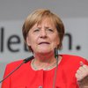 Меркель забросали помидорами во время выступления 