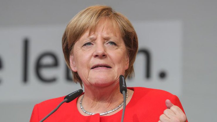 В Меркель бросили помидоры во время выступления 