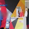 В Ангелу Меркель поцілили помідором під час передвиборчої промови (відео)