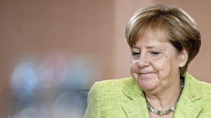 Меркель снова забросали помидорами 