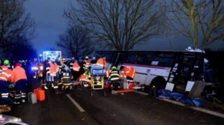 В Праге перевернулся пассажирский автобус, есть погибшие 