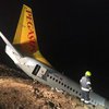 В Турции пассажирский самолет скатился с обрыва (фото, видео)