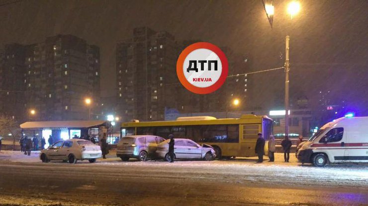 В Киеве из-за непогоды произошло тройное ДТП, есть пострадавшие 