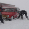 Украину замело: сотни машин достают из-под снега (фото)