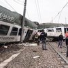 В Италии поезд сошел с рельсов, погибли люди (фото)