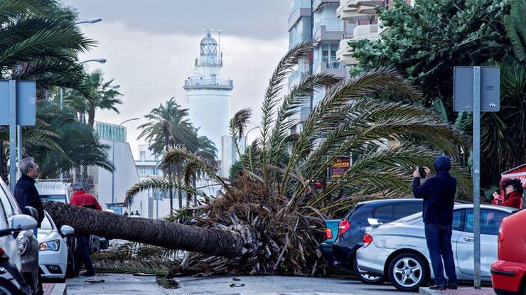 В Испании мощный ураган крушит города 