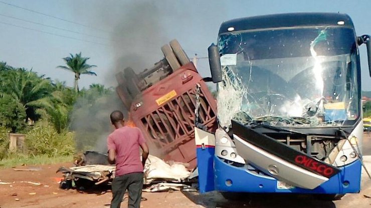 В Нигерии переполненный автобус попал в ДТП, есть жертвы 