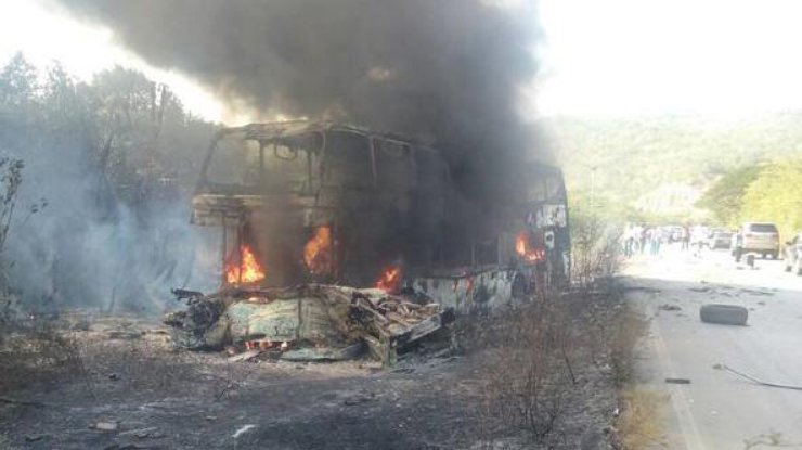 В Венесуэле автобус сгорел дотла после столкновения с грузовиком, есть погибшие 