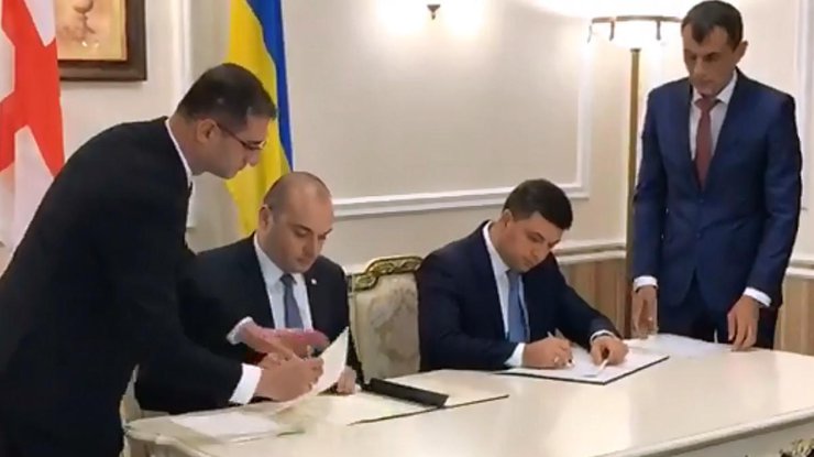 Владимир Гройсман и Мамука Бахтадзе подписали соответствующий документ. Кадр видео: facebook.com/pg/volodymyrgroysman