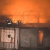 В Киеве сгорели огромные склады (фото)