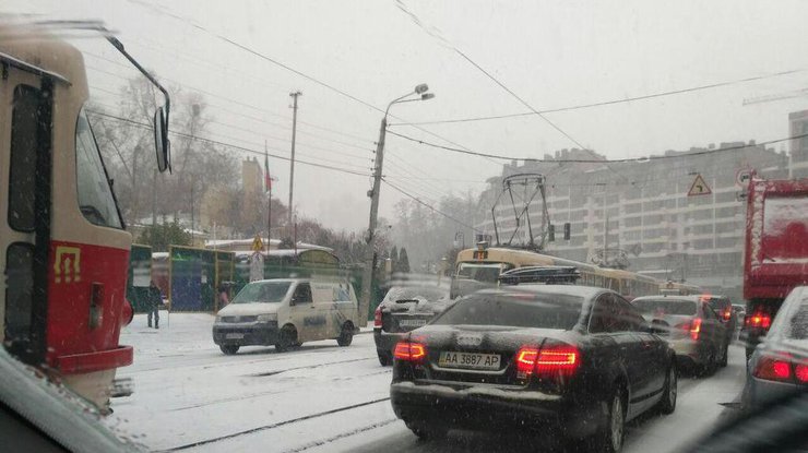 Пробки стали массово возникать на дорогах столицы с раннего утра. Фото: t.me/KyivOperativ
