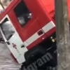 В Киеве под асфальт провалилась пожарная машина (видео)