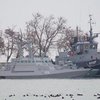 Захваченные украинские корабли отбуксировали в Керчь (видео)
