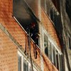 В Тернополе из окна горящего дома выпрыгнул мужчина (видео) 