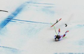 Жуткое падение швейцарского горнолыжника: пришлось вызывать медицинский вертолет (видео)
