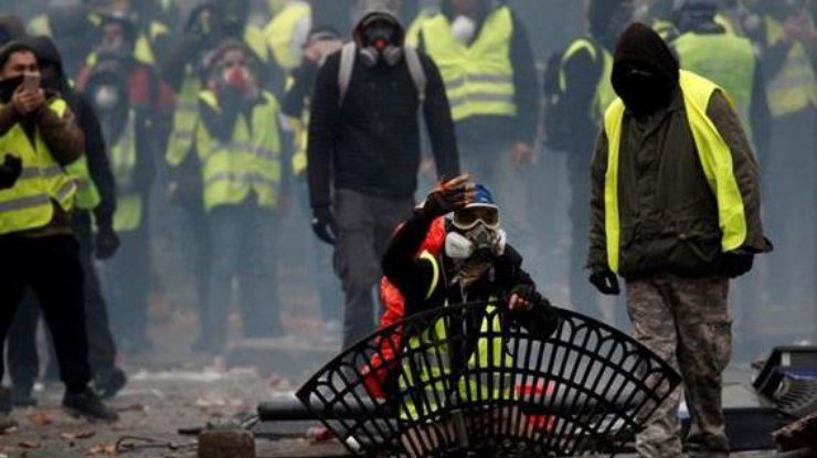 Протесты в Париже: во время столкновений погибли люди