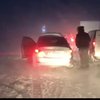 На трассе Киев-Харьков сотни авто попали в "ловушку" (видео) 